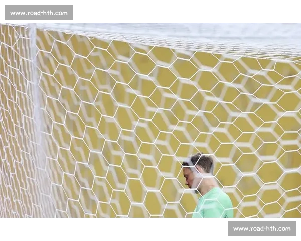 李明携子观战世俱杯：从单车少年到青训引路人的足球传承