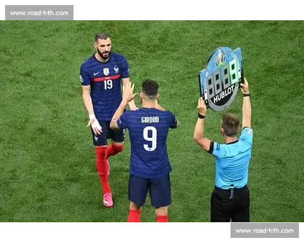 吉鲁乌龙忘带球衣门将救场，38 岁逆天神肌引爆热议