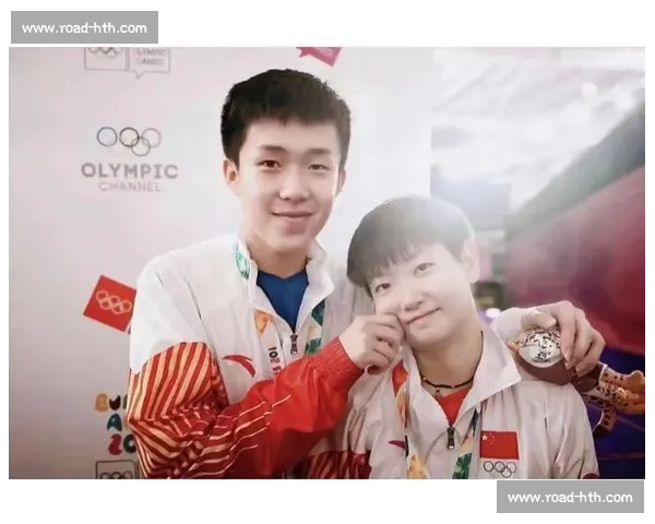 捏脸送礼物引热议！孙颖莎拖鞋骤变暗藏玄机？国乒搭档关系再掀舆论波澜